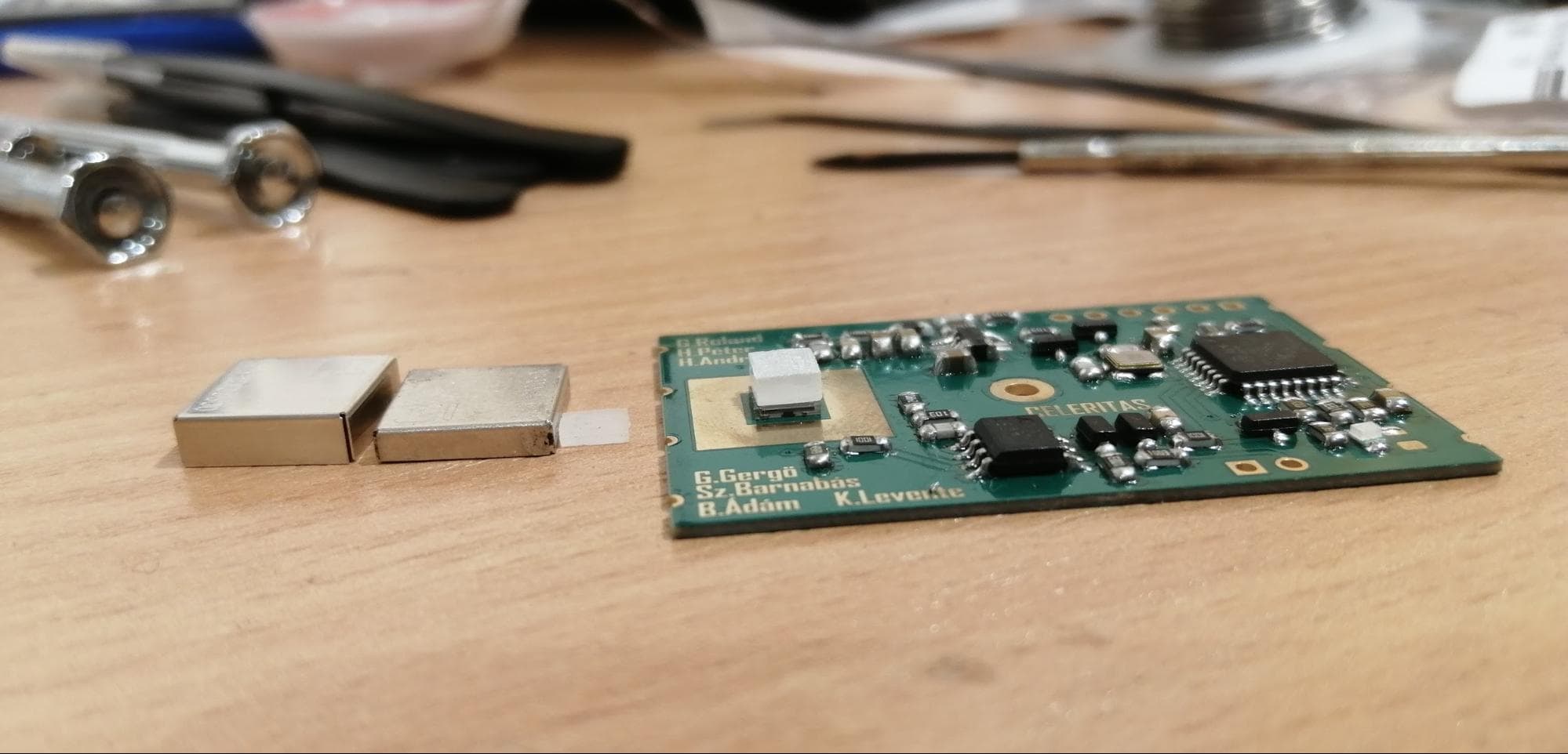 A Celeritas panel a laborasztalon